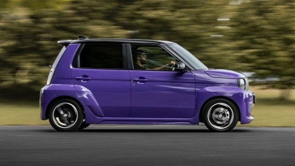Японската марка пренесе идеята и в компактния градски EV Super-N. За да внесе емоция в малкия електромобил, Honda добави симулирана 7-степенна кутия. Тя използва регенеративното спиране, за да имитира моторна спирачка, и разполага с виртуален оборотомер с агресивен прекъсвач.
